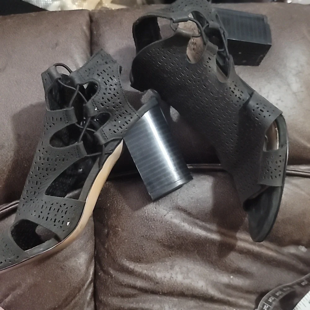 VINCE CAMUTO corbina black block heel sandals cutout open  toe sz 8